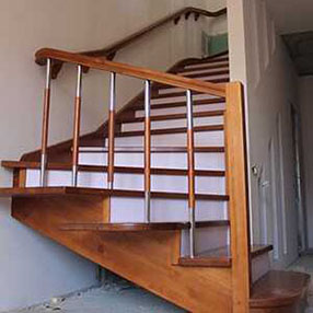 Г-образная лестница с забежными ступенями