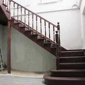 Разворотная лестница с забежными ступенями